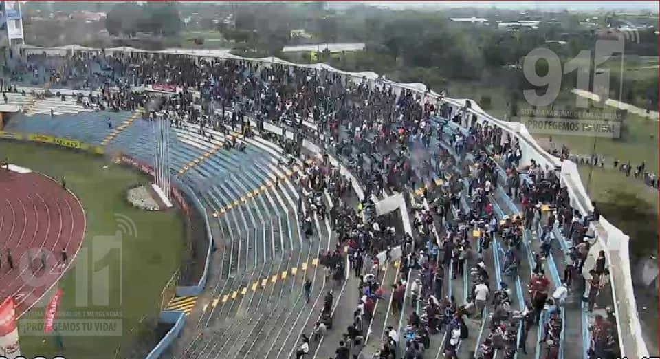 Lo identifican: Cámaras del 911 le hicieron persecución al sujeto que agredió a la mujer policía en el Real España - Motagua