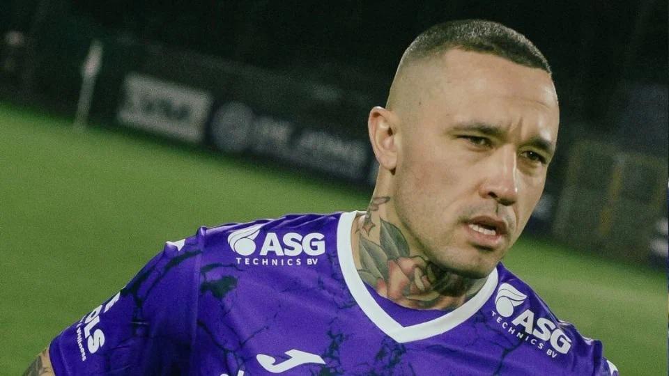 Confiesa que tiene relaciones 500 veces al año y saca a la luz el salario que gana como futbolista: Eso es importante