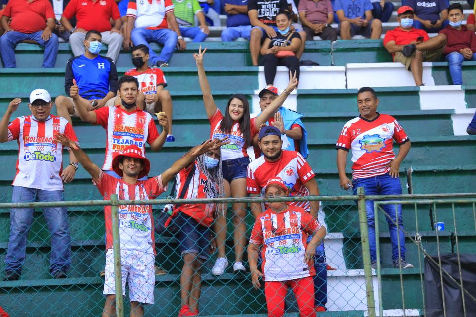 Las fotos más curiosas que dejó la jornada 5: chicas bellas, Héctor Vargas en el Morazán ¡y sub-20 de Victoria debuta sin jugar!