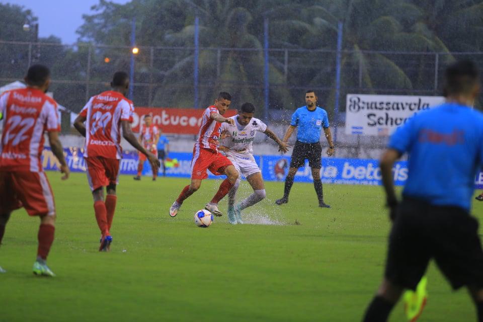 Las fotos más curiosas que dejó la jornada 5: chicas bellas, Héctor Vargas en el Morazán ¡y sub-20 de Victoria debuta sin jugar!