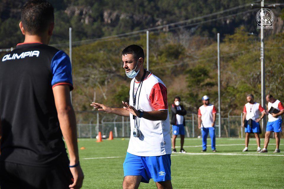 Lavallén ya impone su estilo en Olimpia: así son los entrenamientos del argentino y el regalo especial que recibió del club
