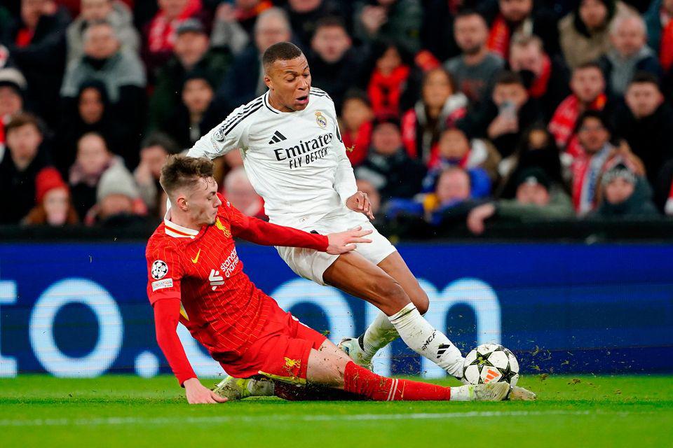 Conor Bradley mantuvo controlado a Kylian Mbappé en Anfield.