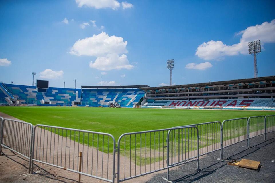 Exseleccionado de Honduras figura en la supervisión del estadio Nacional; así lucen sus graderías previo al Clausura