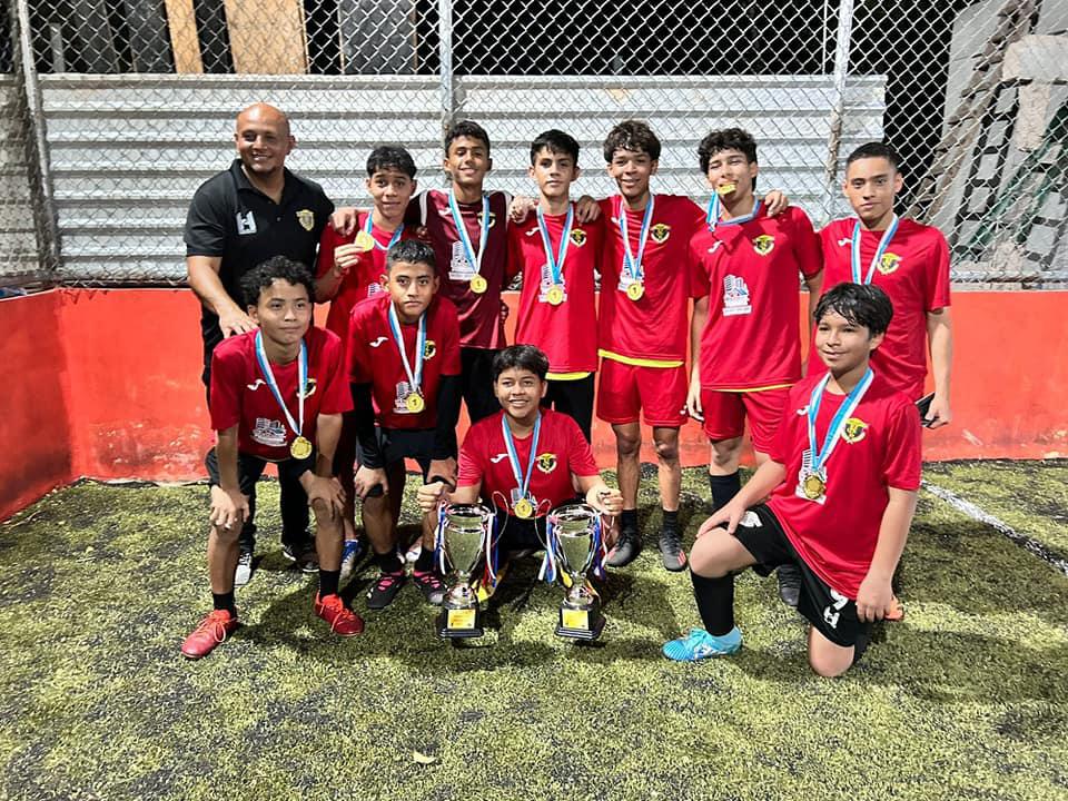 Mundialista en Sudáfrica 2010 sigue vigente en las canchas y es formador de talento hondureño, así es la vida de Sergio Mendoza