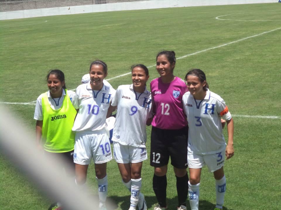 ¿Quién es? Futbolista hondureña se graduó de la UNAH y al día siguiente jugó con la Selección en otro país