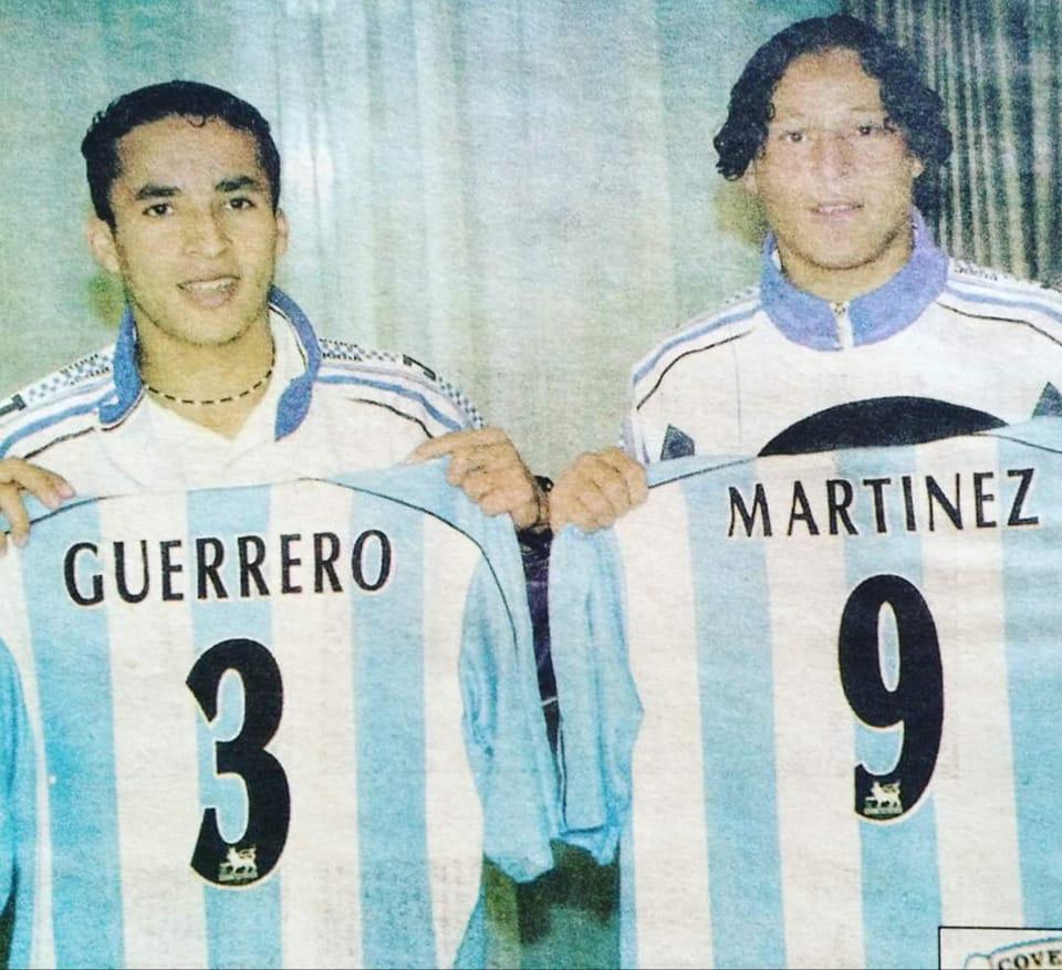 Iván Guerrero y Jairo Martínez en su presentación con Coventry en el 2000. Llegaron procedentes de Motagua.