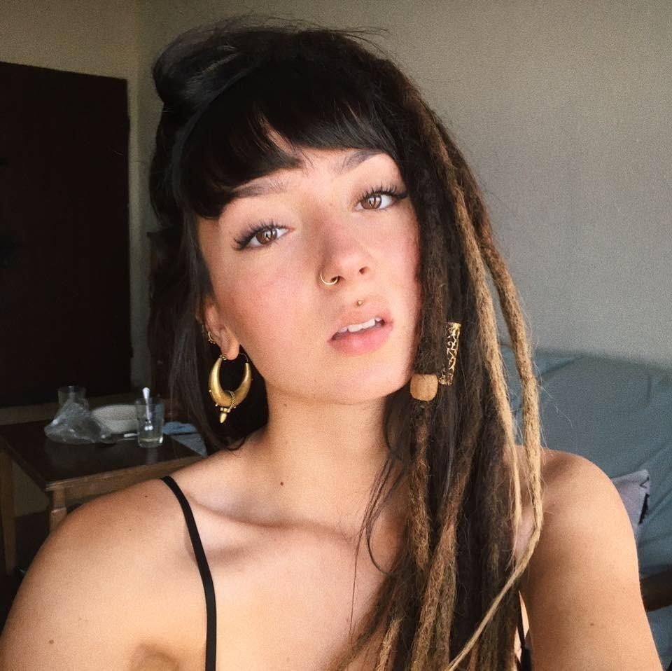 La mujer que Hamás exhibió como trofeo de guerra: asistía a un festival de música por la paz