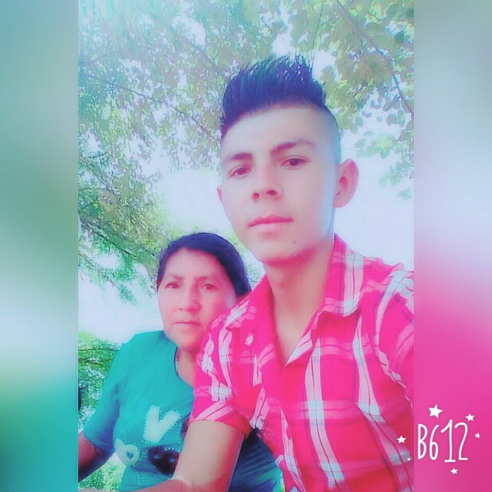 Con machete en mano y cultivando piña: Así es la vida fuera de las canchas de Francisco Martínez y su hermano árbitro