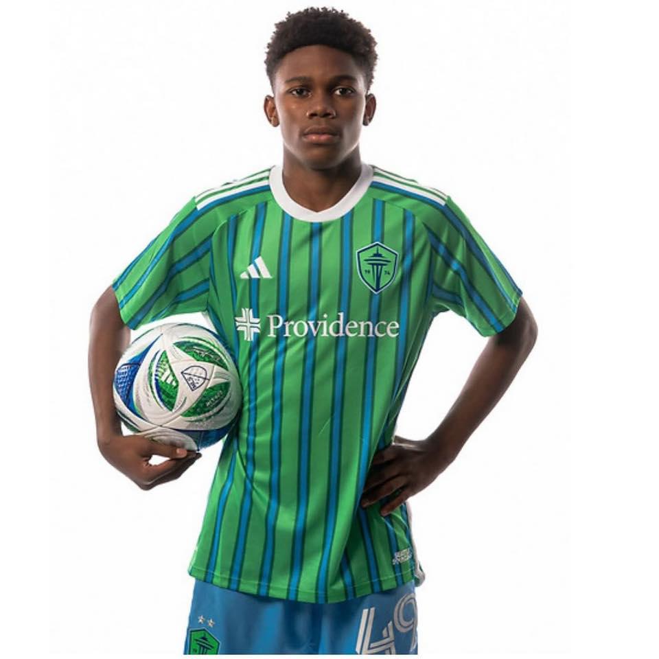 ¡La rompe con 14 años! Hondureño firmó su primer contrato profesional y está a un paso de debutar en la MLS