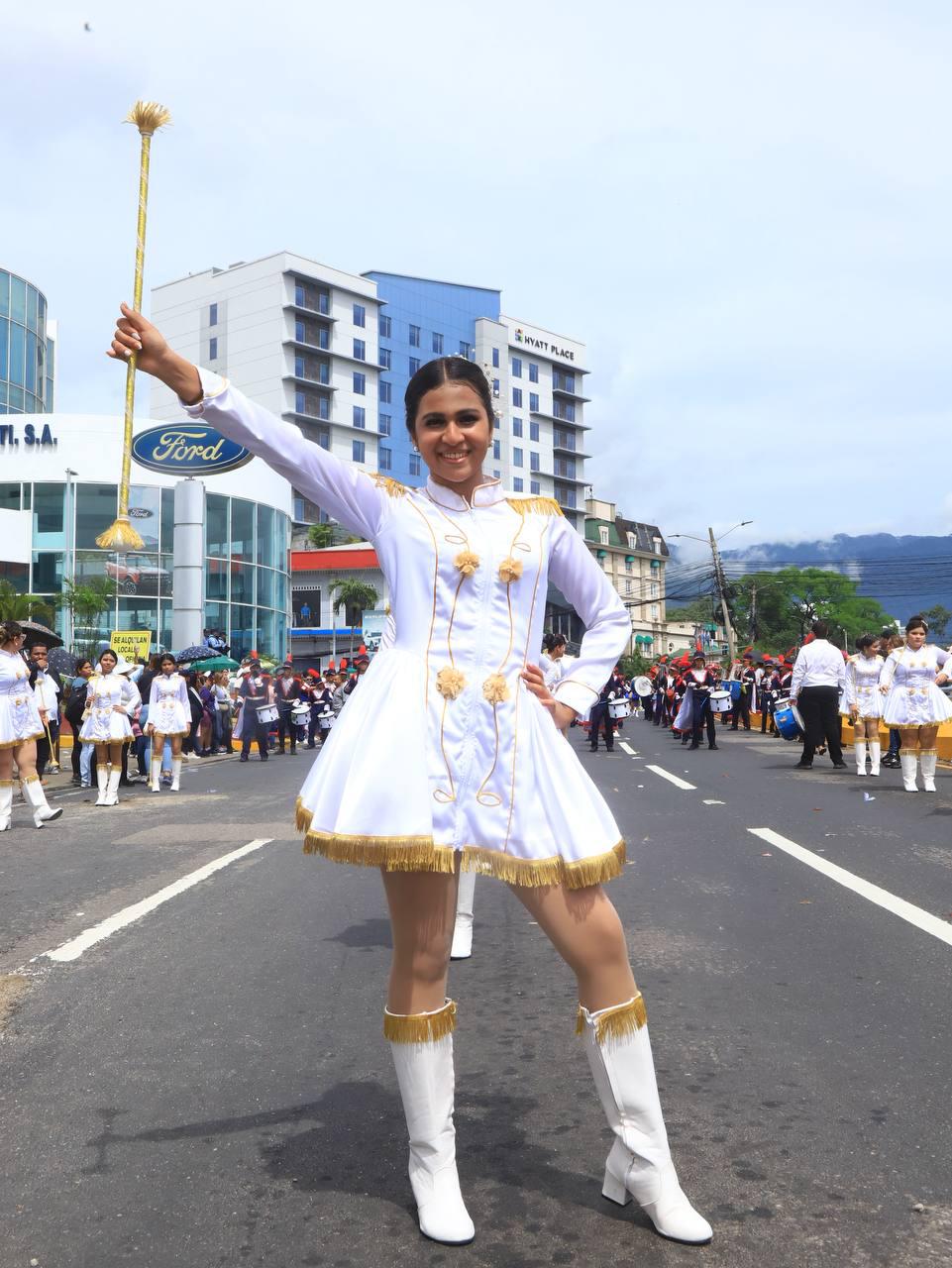 ¿Quién es la palillona de rojo? Hermosas deleitan en los desfiles del 15 de septiembre en Honduras