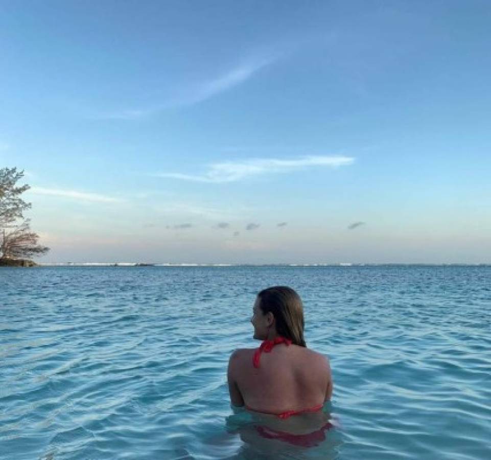 Magali Sanjurjo deslumbra en sus espectaculares vacaciones con Chavasco en Roatán