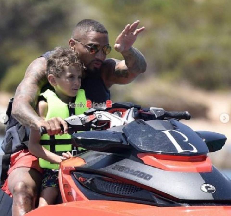 La espectacular mujer de Boateng vuelve a impresionar en sus vacaciones en una isla italiana