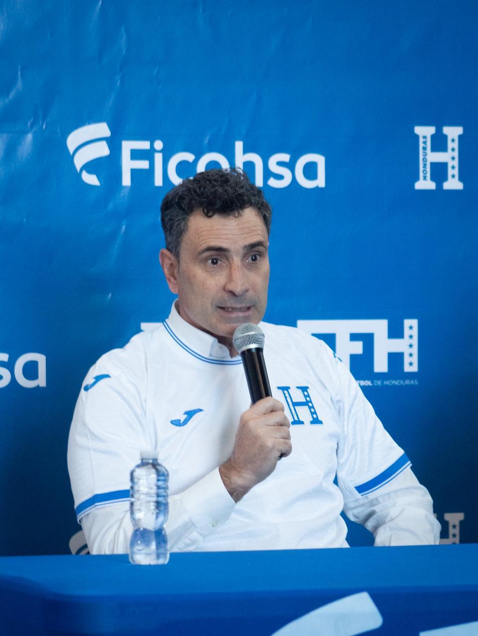 El momento incómodo de Francisco Molina en su presentación como técnico y la única persona que lo acompaña en Honduras