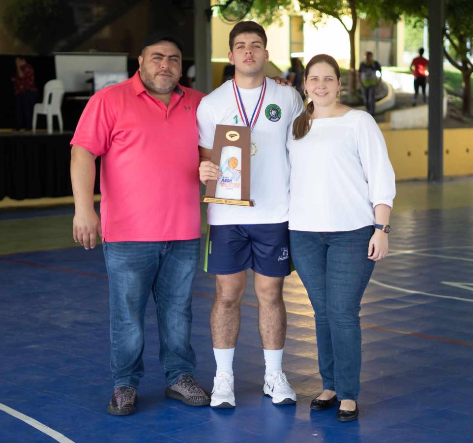 Juan Samara y Scarlett Hall son padres orgullosos del capitán del quintento campeón.