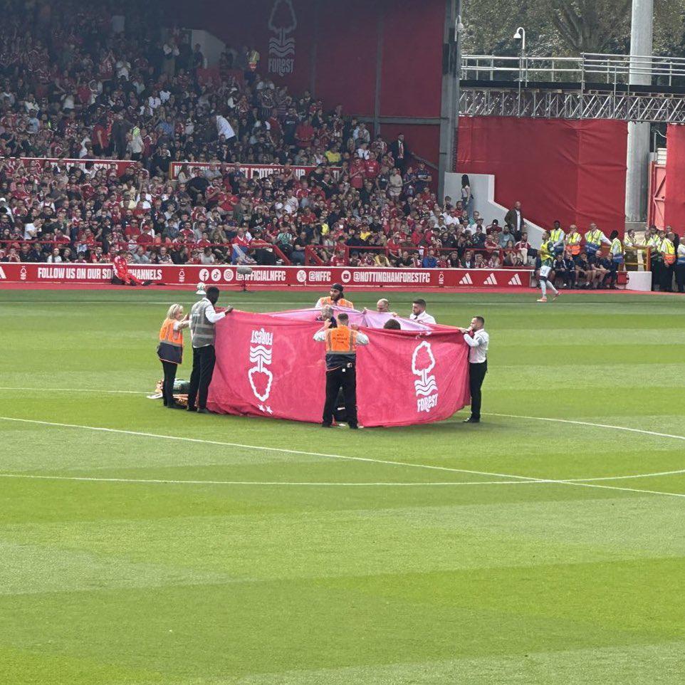 Durísimas imágenes: la escalofriante lesión de Danilo en la Premier League; tuvieron que cubrirlo con una lona