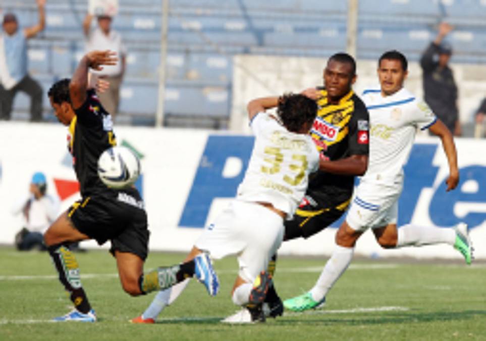 Olimpia le pasa por encima al Real España y sigue más líder