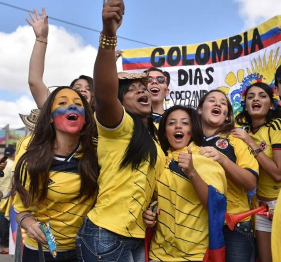 Las hermosas colombianas y su fiesta en partido Colombia-Grecia