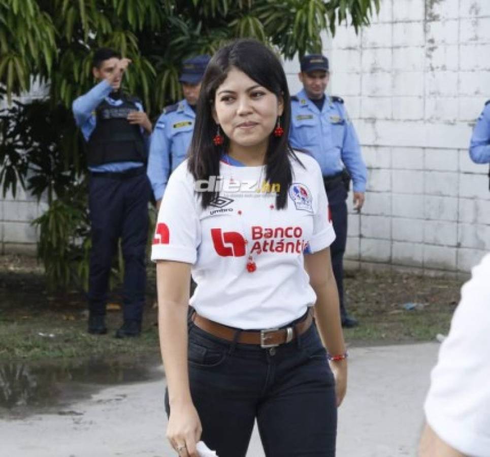 ¡Qué lindo clásico! Cecilia Landa, novia de Deiby Flores, acapara las miradas en el Olímpico