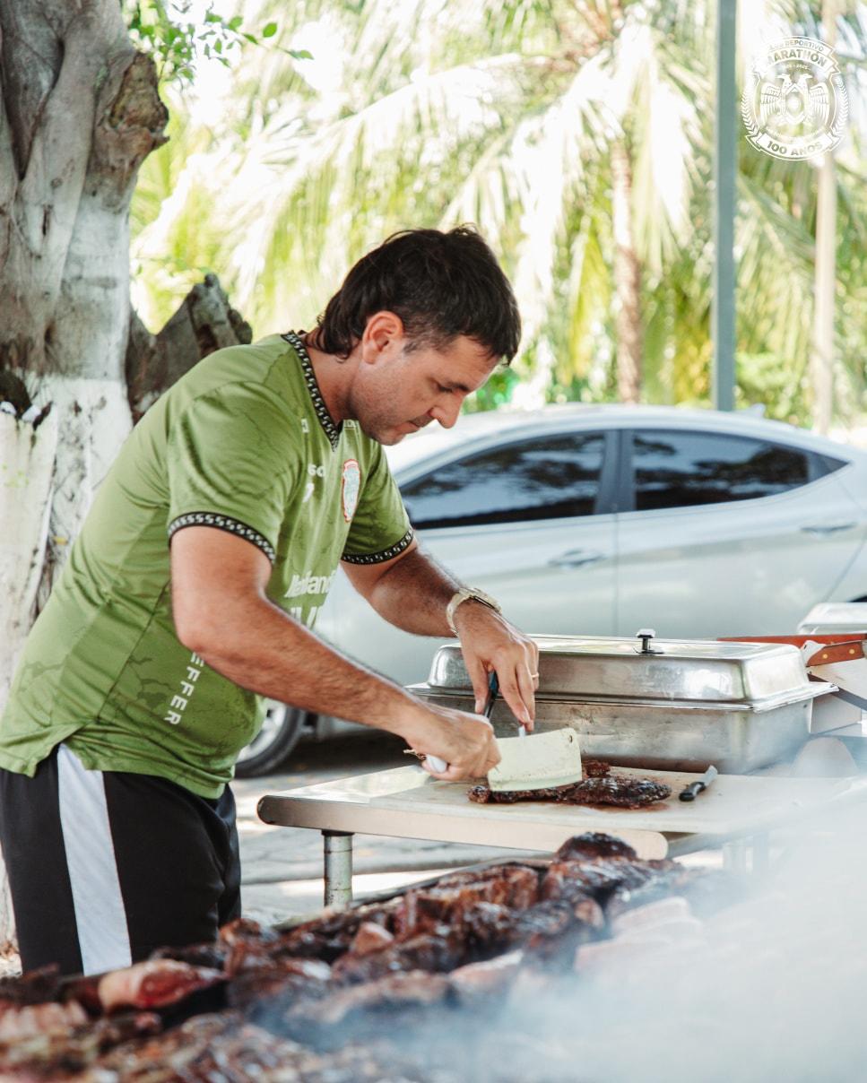 ¡Convivencia verdolaga! Marathón deja atrás los malos resultados y la plantilla disfruta de un asado