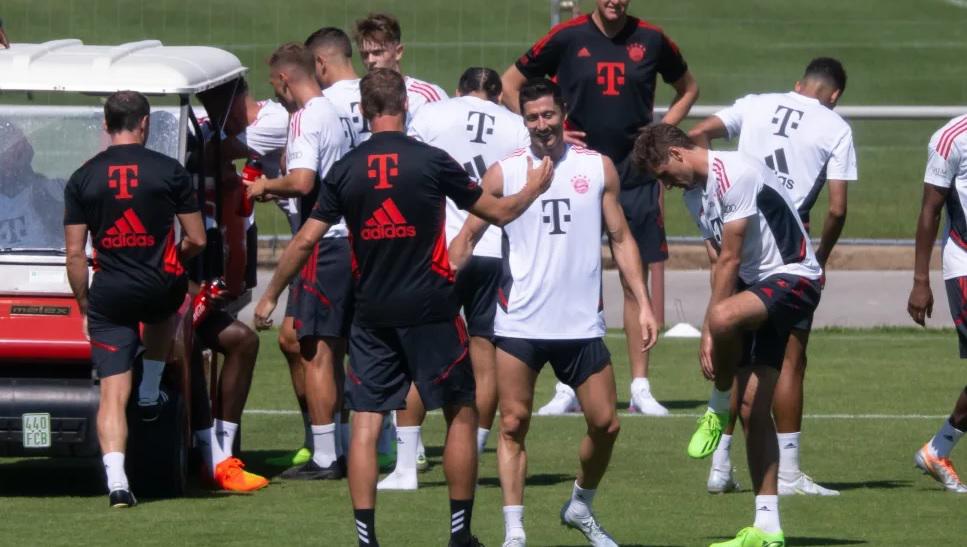 Así fue la despedida de Lewandowski del Bayern Munich: Emotivo abrazo con Müller y la reacción de la afición