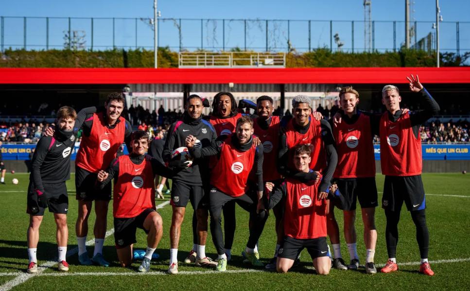 Así fue el entreno del Barcelona a puertas abiertas: comunión con los aficionados de cara al 2025
