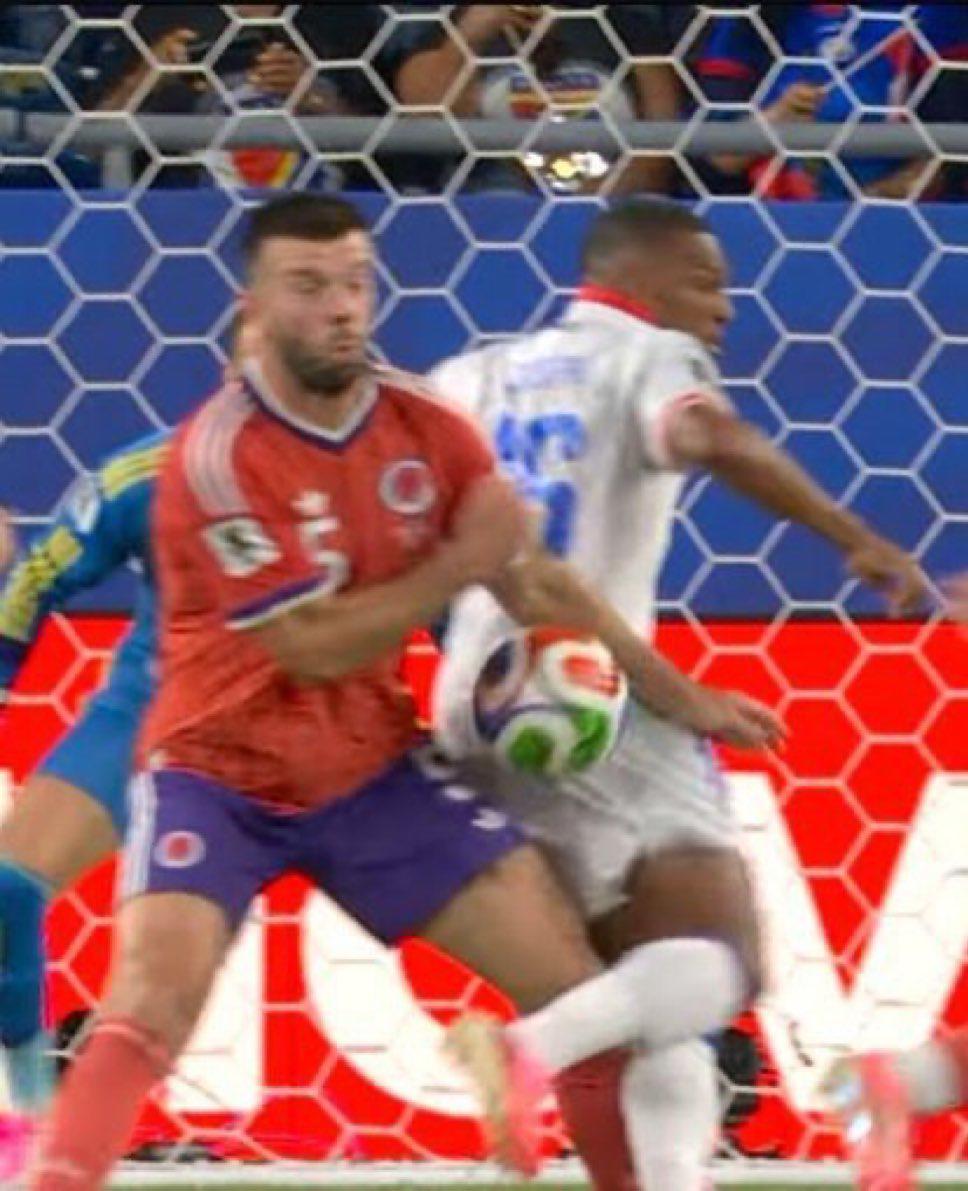 Escándalo en el Mundial: los penales y la roja que reclamó Haití ante Escocia