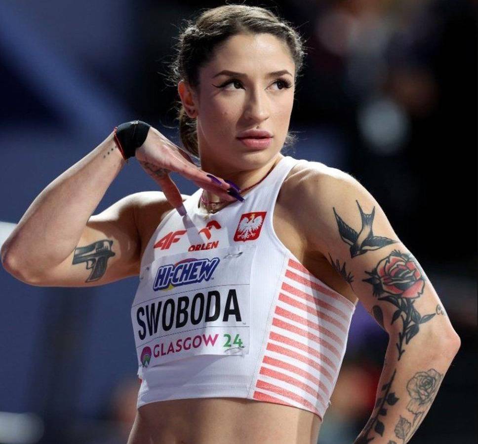 París 2024: así es la corredora polaca que se hizo viral por un peculiar saludo y exuberantes tatuajes