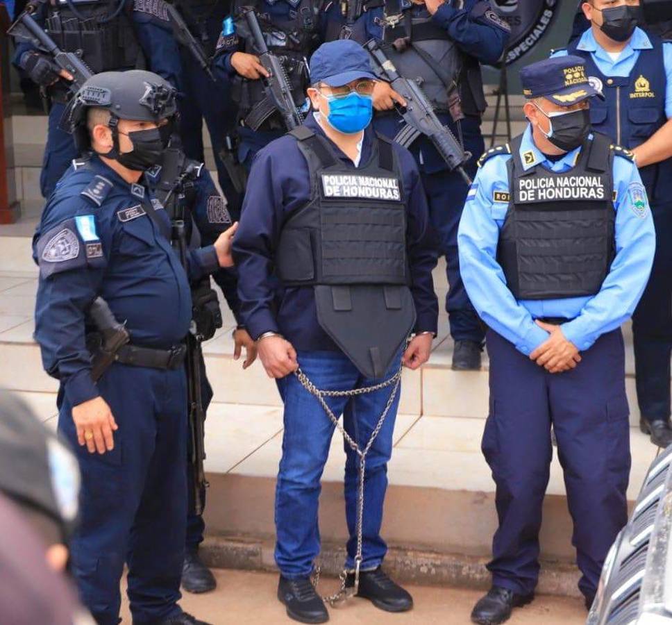En camionetas de la DEA, “enchachado” de pies y manos y con chaleco antibalas: Las fotos del expresidente Juan Orlando Hernández tras ser capturado en Tegucigalpa
