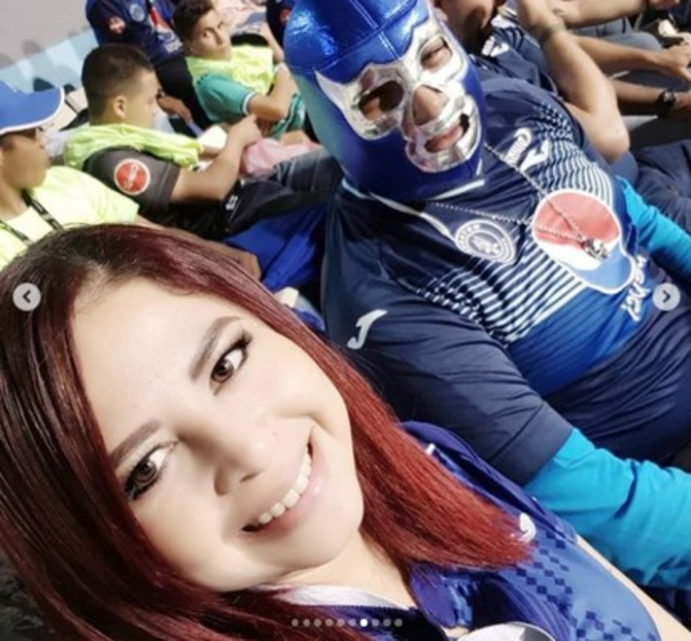 Presentadora que sufrió lesión tras avalancha en la final Motagua-Saprissa deja el hospital