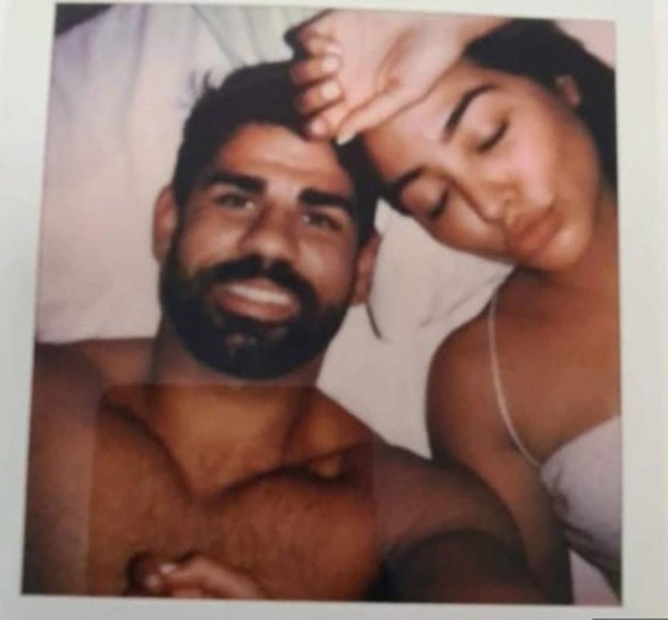 Encuentran fotos íntimas de Diego Costa y Gabriel Jesús con la misma mujer en una biblia