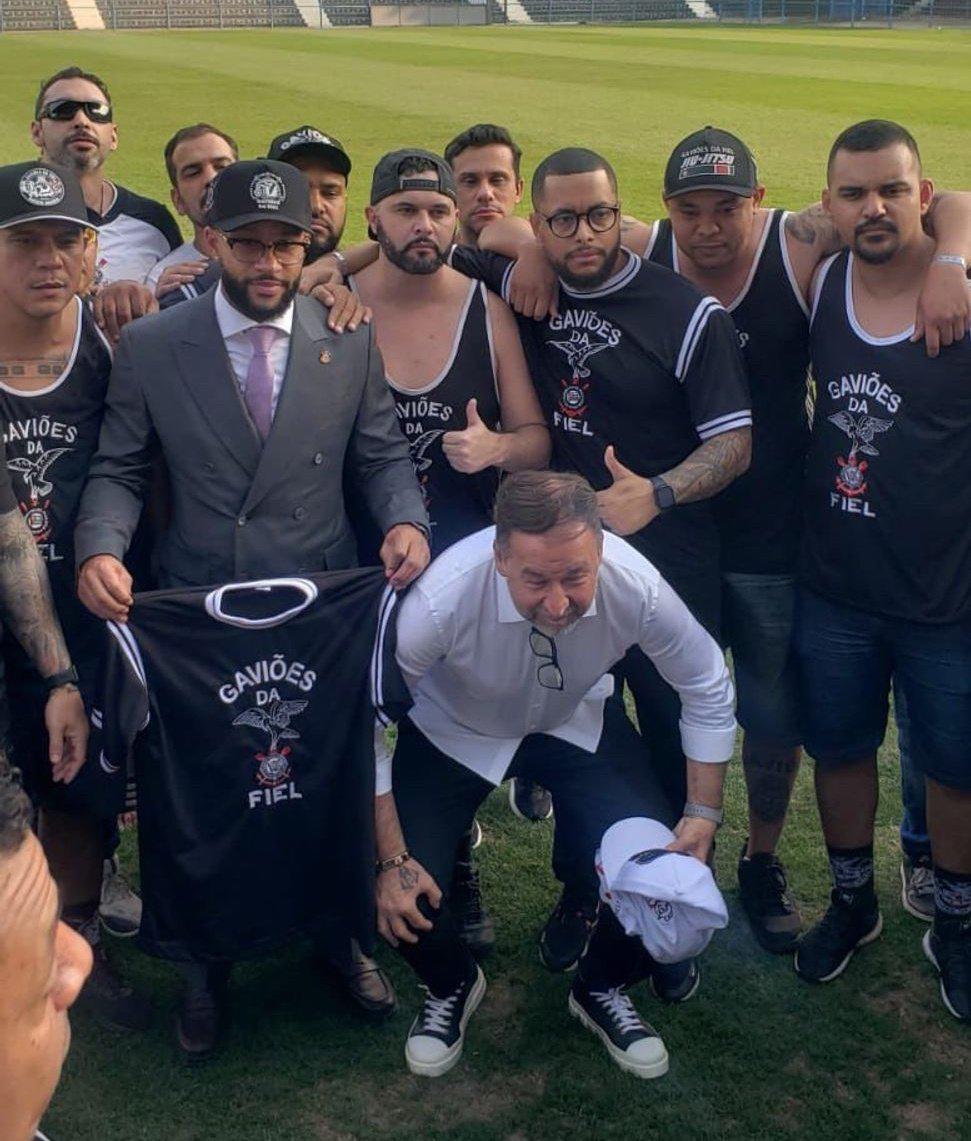 Llegó en helicóptero, su dorsal y locura de los hinchas: Así fue la presentación de Memphis Depay con el Corinthians de Brasil