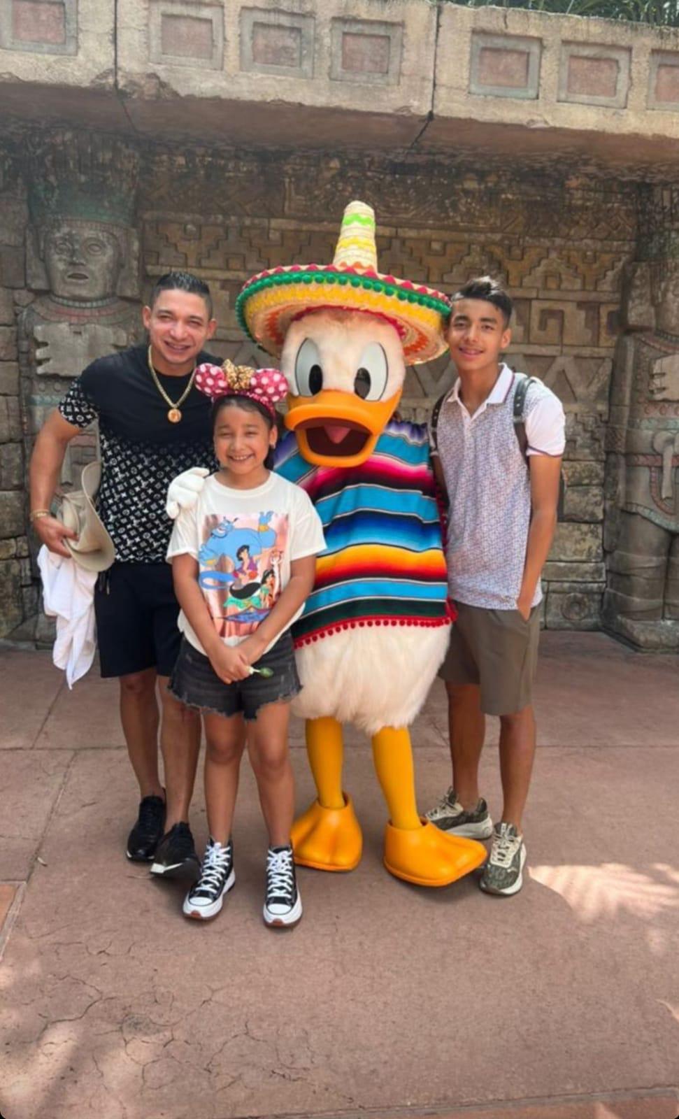 Alejado del fútbol, pero muy enamorado: Así pasa las vacaciones Emilio Izaguirre junto a su bella esposa en Estados Unidos
