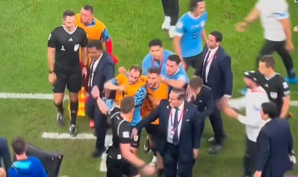 José María Giménez tiró un codazo por la espalda a un oficial de la FIFA.