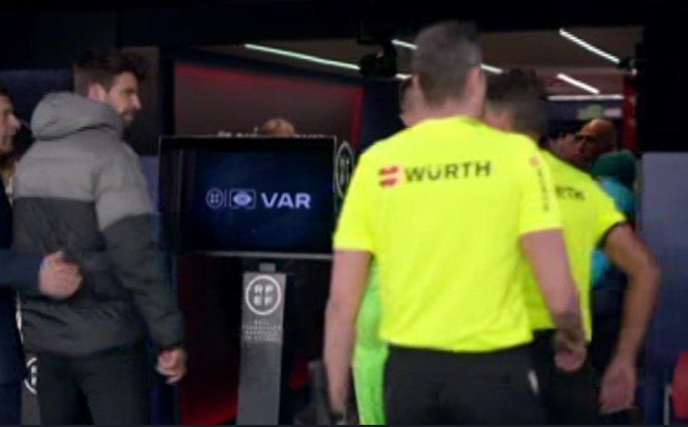 FOTOS: ¿Qué le dijo al árbitro? Piqué termina de la peor forma su carrera, feo gesto de Lewandowski y éxtasis de Xavi en la remontada de Barcelona