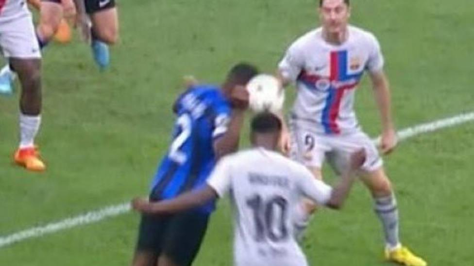 La increíble explicación del árbitro a los jugadores del Barcelona por el polémico penal contra el Inter