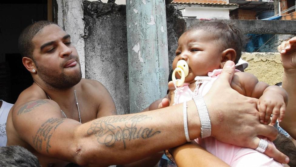 Desgarradora carta de Adriano y revela por qué sigue viviendo en las favelas: “Bebo cada dos días y los otros días, también”