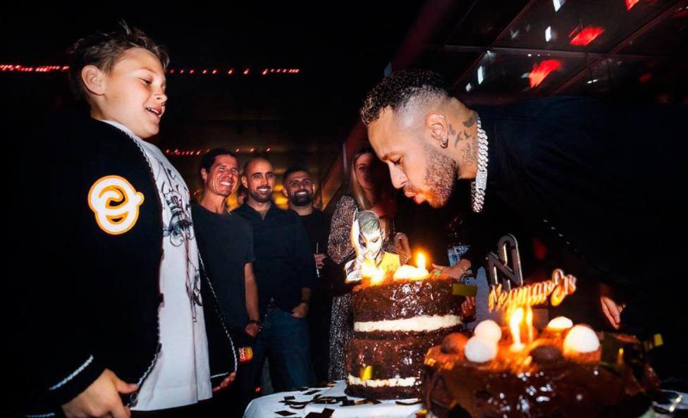 Neymar celebró sus 31 años el 5 de febrero con sus familiares y amigos en París.