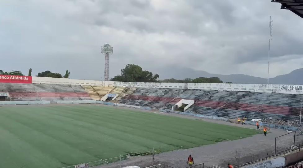 Ya se colocó la carpeta híbrida: así avanzan los trabajos en el estadio Ceibeño que contará con nueva grama de primer nivel