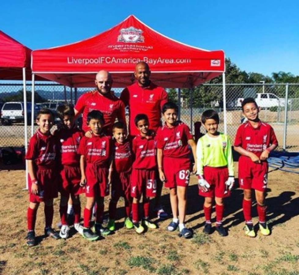 Así es la vida de Víctor Bernárdez enseñando en la academia del Liverpool