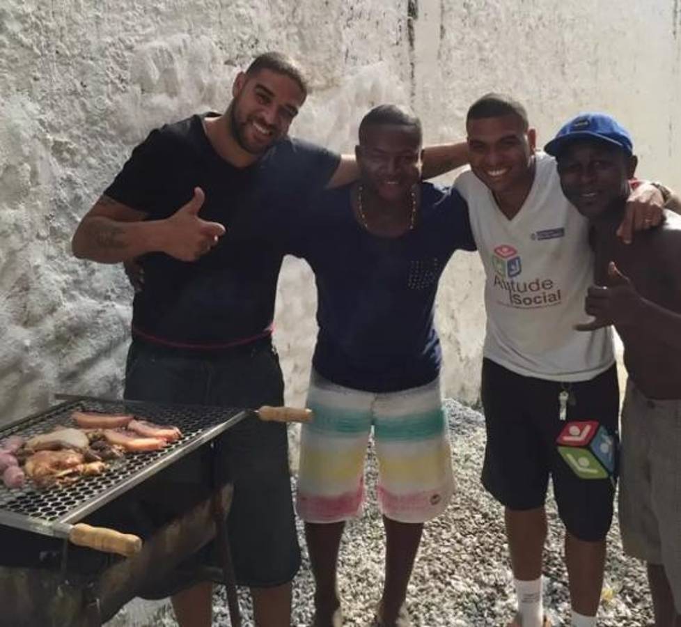 Desgarradora carta de Adriano y revela por qué sigue viviendo en las favelas: “Bebo cada dos días y los otros días, también”