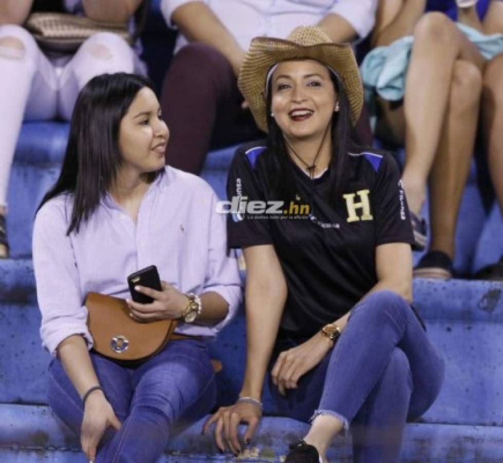 ¿Quién es la chica del maletín?; Las bellezas que adornan el Estadio Olímpico