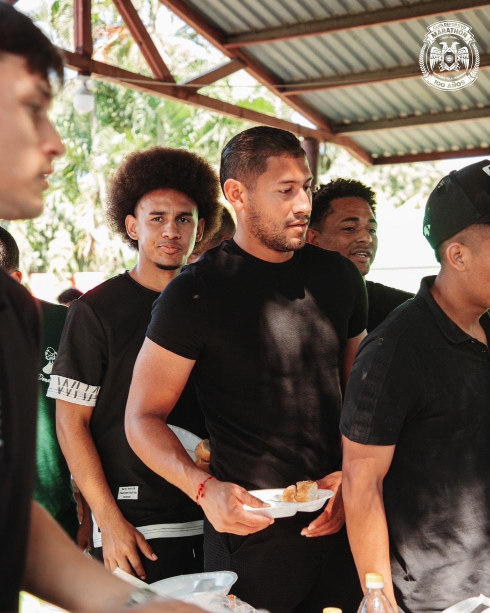 ¡Convivencia verdolaga! Marathón deja atrás los malos resultados y la plantilla disfruta de un asado