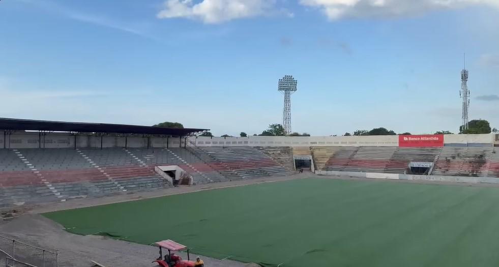 Ya se colocó la carpeta híbrida: así avanzan los trabajos en el estadio Ceibeño que contará con nueva grama de primer nivel