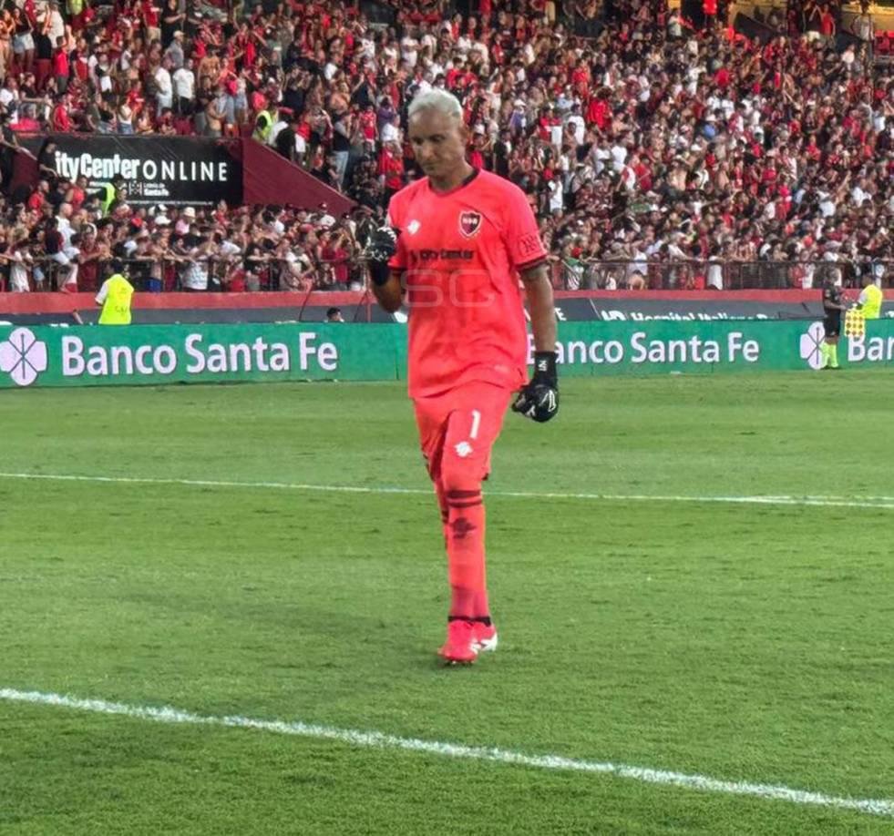 Keylor Navas se lució en su debut con Newell’s en Argentina: recibió premio y espectacular postal con la afición