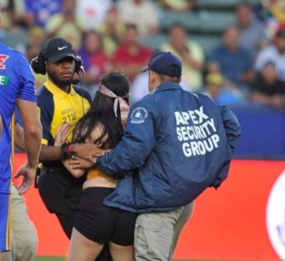 ¡Locura por un beso de Gignac! Las imágenes imperdibles de la hincha mexicana que saltó al campo