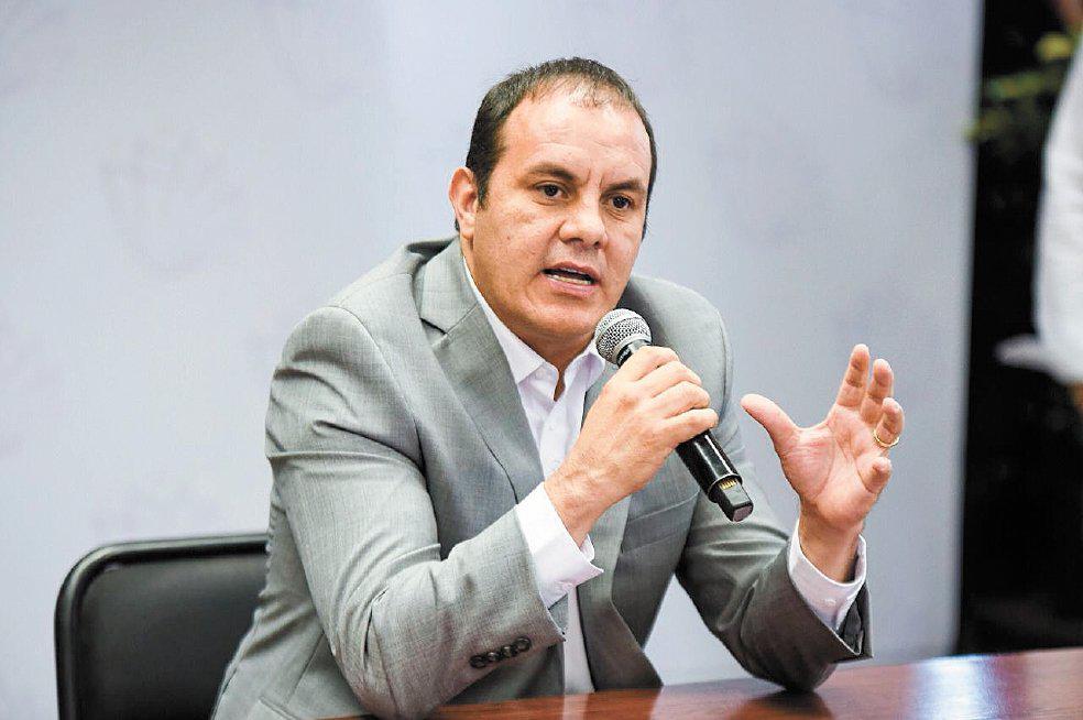 El presente inesperado de Cuauhtémoc Blanco: lo que cobra como gobernador, las fotos con criminales y una narcomanta