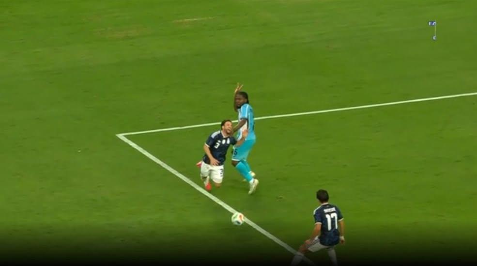 Se llevó la camisa de Rodrigo de Paul, abrazo a Keyrol y el encuentro de Messi