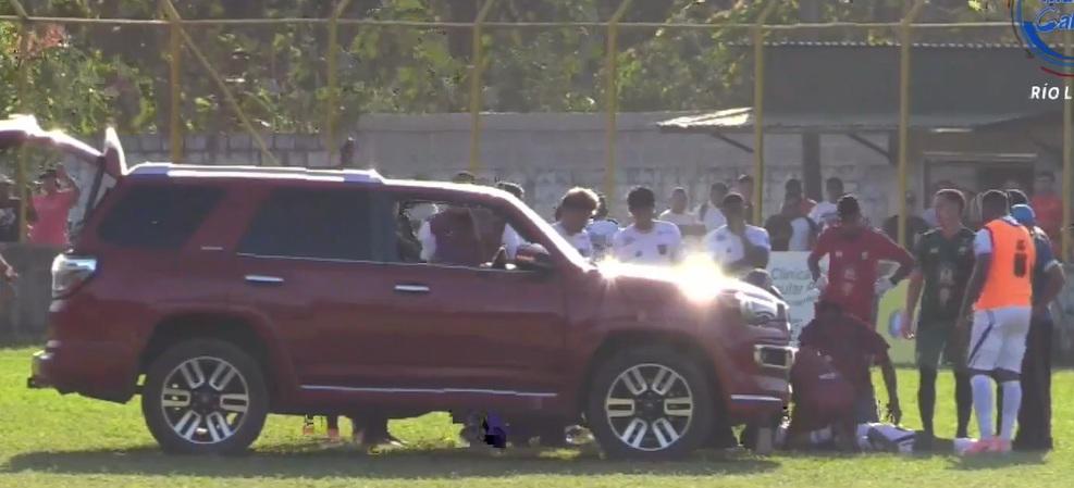Imágenes sensibles en el ascenso: Futbolista quedó noqueado y tuvo que ser trasladado en camioneta