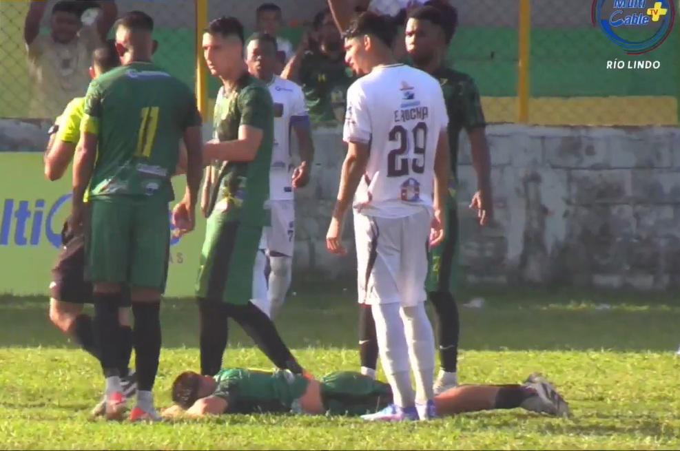 Imágenes sensibles en el ascenso: Futbolista quedó noqueado y tuvo que ser trasladado en camioneta