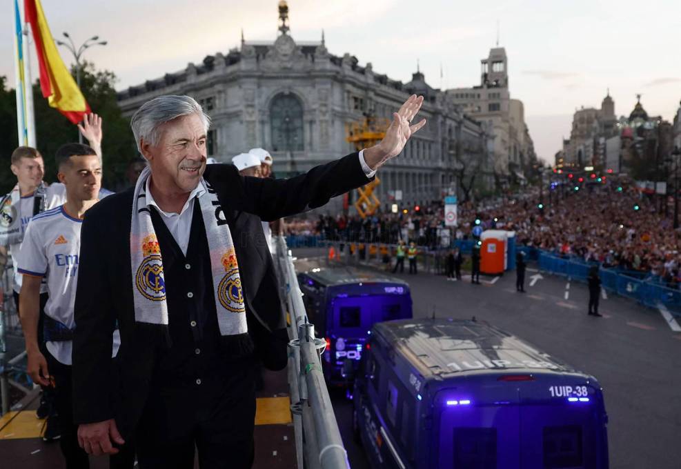Nuevas fotos del festejo del Real Madrid: Regalo especial para Ancelotti y emotivo abrazo de Florentino Pérez con Marcelo